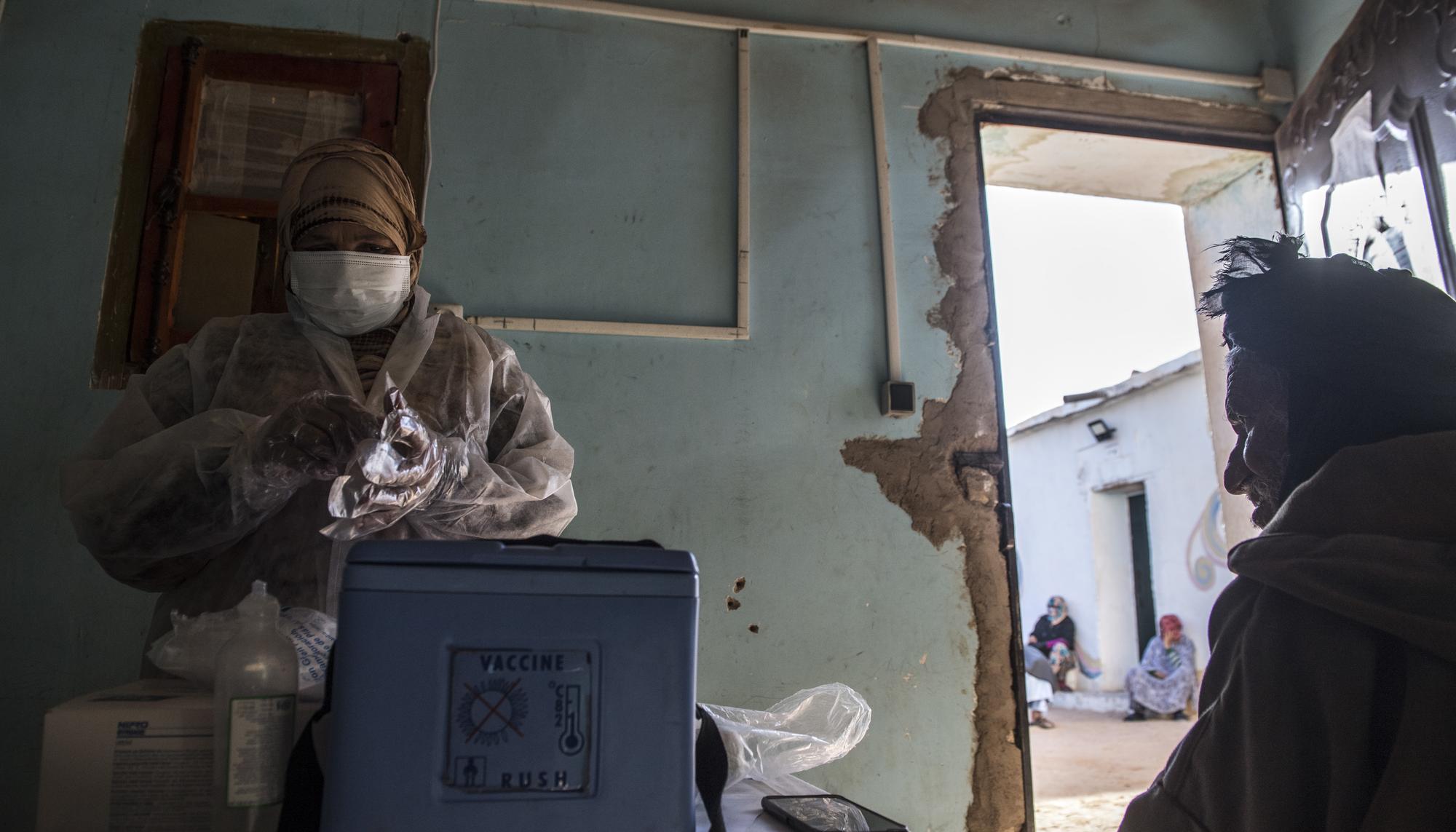 Las vacunas se conservan en las pequeñas neveras del hospital
